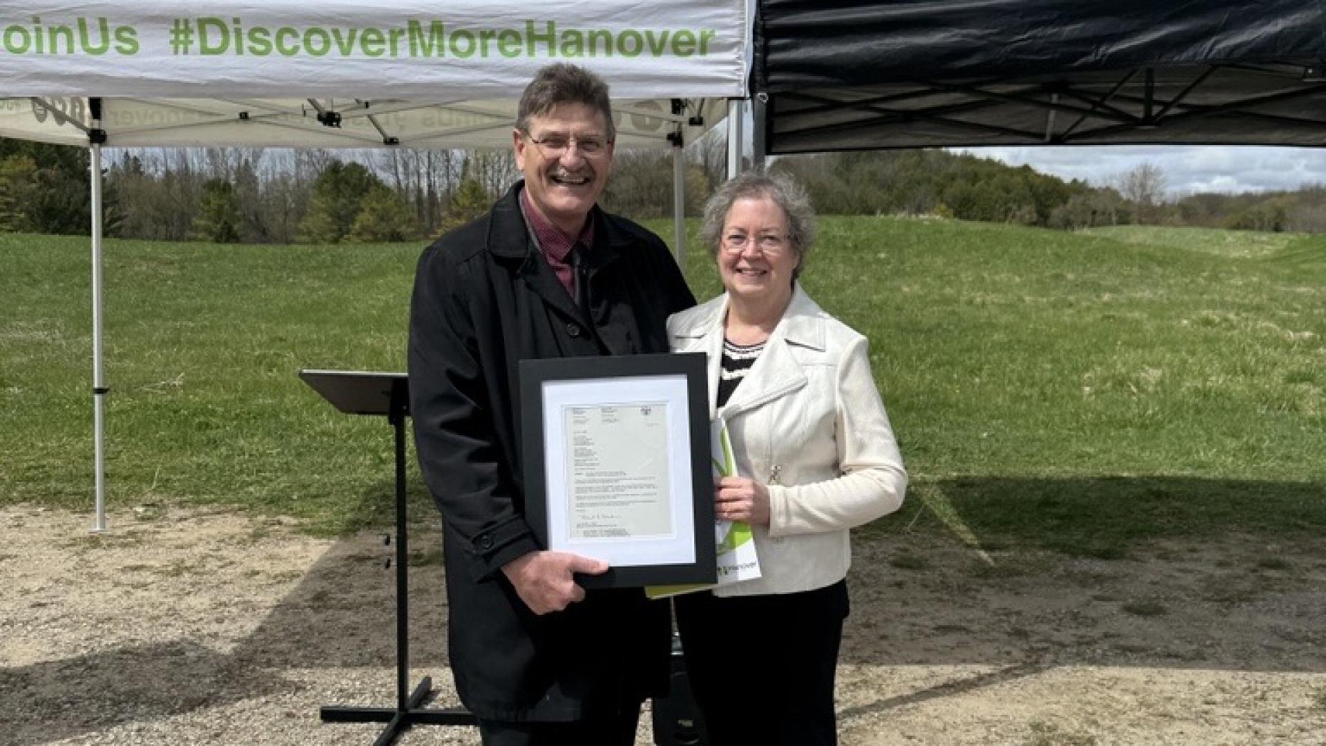 Mayor Kevin Eccles and Mayor Sue Paterson holding up a plaque